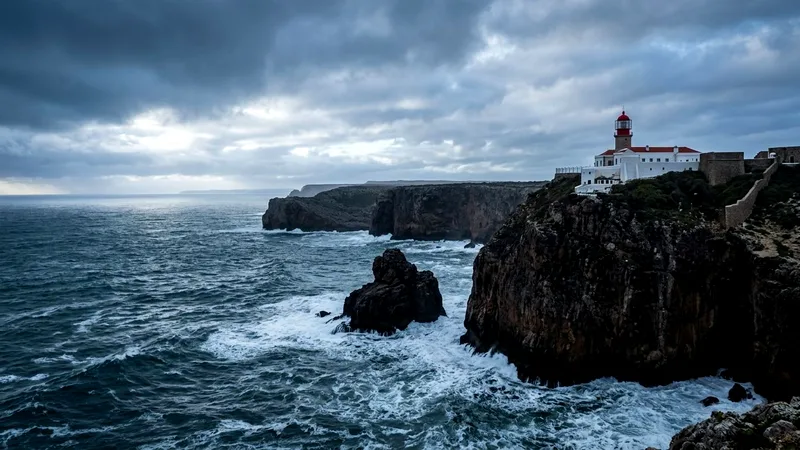 Lighthouse on high cliffs above the Atlantic at Cabo de São Vicente.